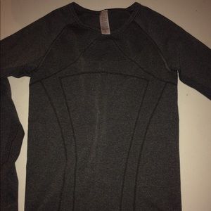 Long sleeve ivivva workout top.